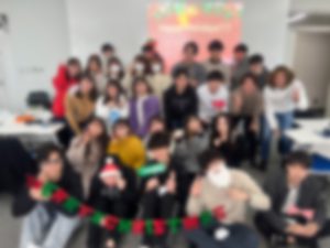 必修科目の英語の授業にて授業にてクリスマスの記念として撮影した写真