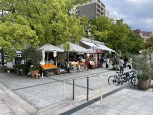 元安川沿いにあるおしゃれなカフェ