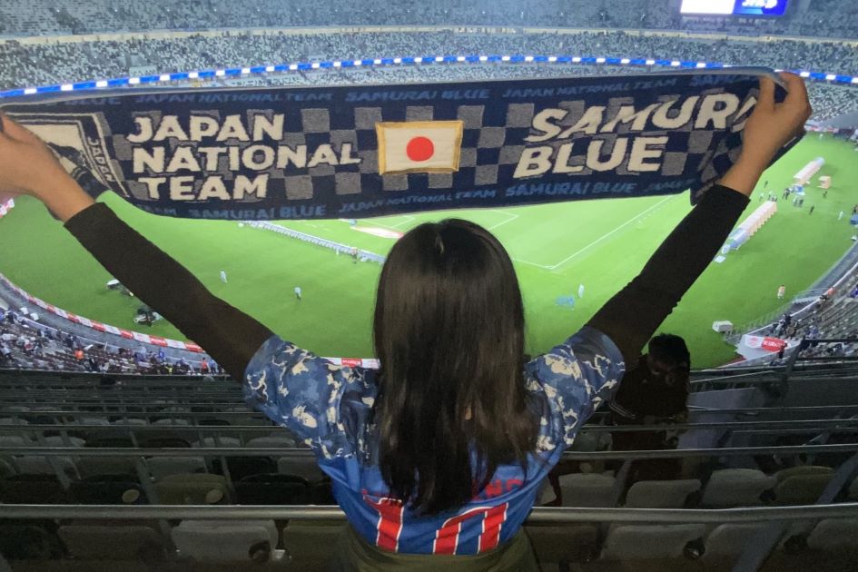 サッカー日本代表のタオルを掲げている写真