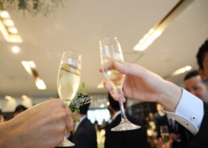同窓会で乾杯する様子