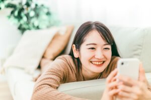 スマホを触る女性